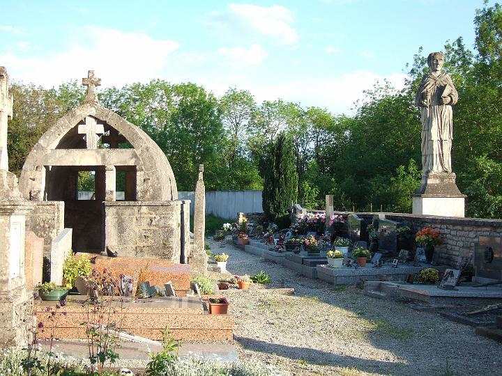 2008-05- (125).JPG - Der Friedhof neben der Kirche ...